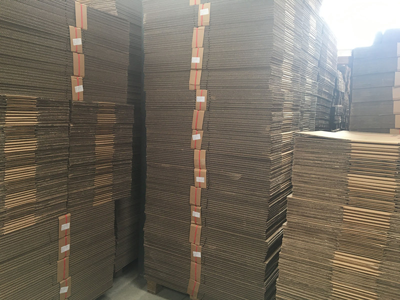 紙箱(xiang)生産團(tuán)隊